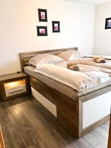 - une chambre avec un grand lit et un cadre en bois dans l'établissement Apartment Bürgerstraße, 50 q.m., à Dresde