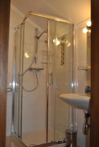 ein Bad mit einer Dusche und einem Waschbecken in der Unterkunft Hotel Garni Gästehaus Hutter in Unterburg am Klopeiner See