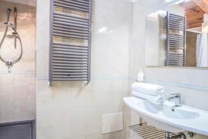 A bathroom at Amore Rentals - Appartamento Caruso