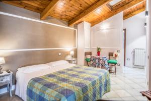 A bed or beds in a room at Amore Rentals - Appartamento Caruso