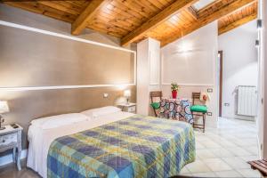 ソレントにあるAmore Rentals - Appartamento Carusoの木製の天井が特徴のベッドルーム1室(ベッド1台付)