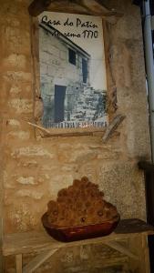 Un cartello su un muro con una ciotola di cibo di Casa do patín a San Pedro