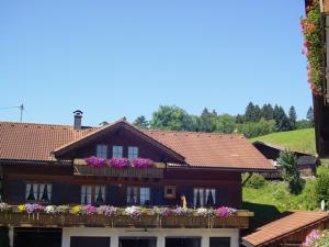 dom z balkonem z kwiatami w obiekcie Am Sonnenhang w mieście Immenstadt im Allgäu