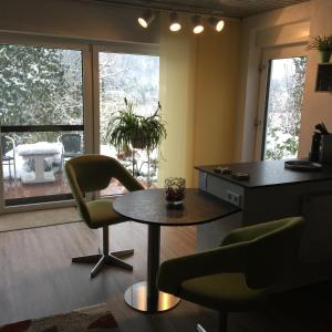 - une cuisine avec une table, une chaise et un bureau dans l'établissement Apartment mit Burgblick im Grünen, Familie Held, à Burgthann