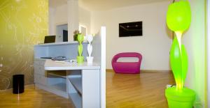 Pokój z biurkiem i zielonym krzesłem w obiekcie Viasparano B&B w mieście Bari