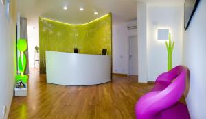 Sala de estar con silla morada y mesa en Viasparano B&B, en Bari