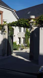 een lege straat met twee huizen en een poort bij Au Jeu de Paume in Épernay