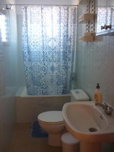 Un baño con un inodoro blanco y un lavabo. en Bella Vista, en Valle Gran Rey 48 fotos más