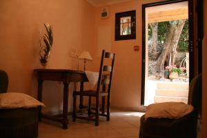 a room with a table and a chair and a desk at L'Aleandra in Castellar