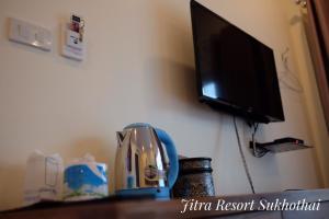Un televizor și/sau centru de divertisment la Jitra Resort