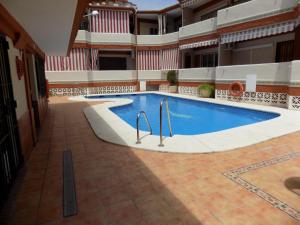 The swimming pool at or close to APTO TANEZ TORREMOLINOS, a