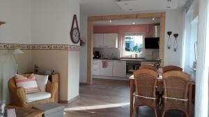 a kitchen and living room with a table and chairs at Ferienwohnungen Rump in Hilchenbach