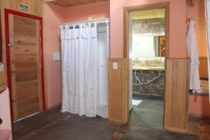 Un baño con cortina de ducha y lavabo. en Pousada dos Cataventos, en São Francisco de Paula 40 fotos más