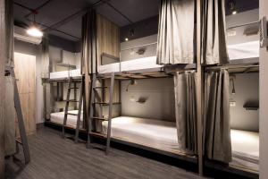 Bunk bed o mga bunk bed sa kuwarto sa Taipei Travelers International Hostel