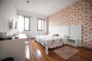 1 dormitorio con cama y escritorio. en Scrovegni Room & Breakfast, en Padua