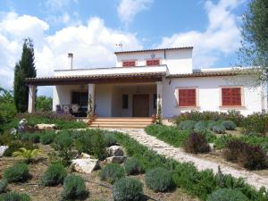a house with a garden in front of it at Ca'n Bernat in Son Servera