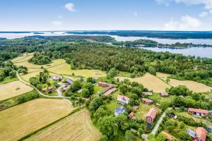 una vista aérea de una granja con un lago en Bull-August gård vandrarhem/hostel en Arholma
