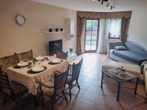 ein Wohnzimmer mit einem Tisch, Stühlen und einem Sofa in der Unterkunft Ferienwohnung mit Terrasse in Grimma