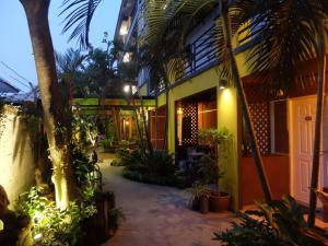 a courtyard of a house with a lot of plants at Baan Baimai Boutique Room in Phra Nakhon Si Ayutthaya