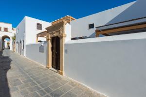 een straat in een stad met witte gebouwen bij Lindos Amphitheater Villas and Apartments in Lindos