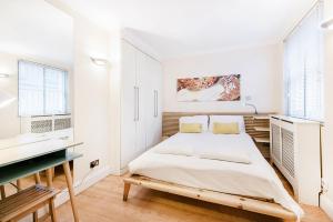 Postel nebo postele na pokoji v ubytování Notting Hill Gardens Apartments