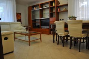 A seating area at Sand 228 Home