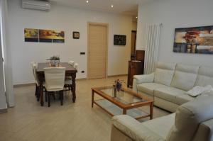 A seating area at Sand 228 Home