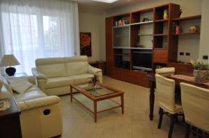A seating area at Sand 228 Home