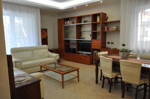 A seating area at Sand 228 Home