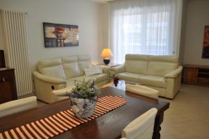 A seating area at Sand 228 Home