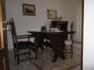 CorsanoにあるCapitelloの木製テーブルと椅子2脚が備わる客室です。