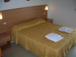 a hotel room with a bed with two towels on it at Casa Del Mar in Roseto degli Abruzzi