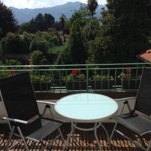 einen Tisch und zwei Stühle auf einem Balkon mit Aussicht in der Unterkunft Appartamento La Camelia in Ameno