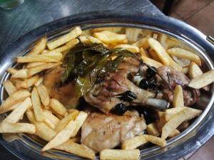un plato de comida con patatas fritas y carne en Country House Araba Phoenix, en Castellabate