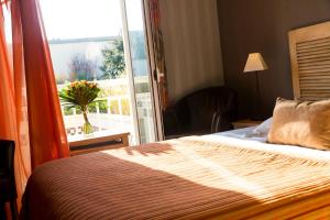 Un ou plusieurs lits dans un hébergement de l'établissement Almoria Hôtel & SPA