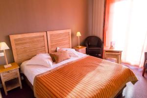 Un ou plusieurs lits dans un hébergement de l'établissement Almoria Hôtel & SPA