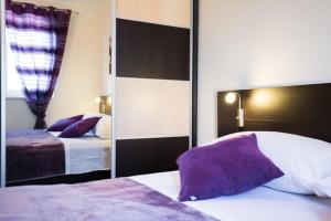 um quarto com 2 camas e um espelho em Niki Apartment em Dubrovnik