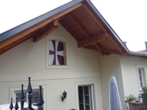 ein Haus mit einer Flagge auf der Seite in der Unterkunft Gästezimmer Brühl in Markt Sankt Florian