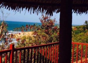 uma vista para a praia a partir de uma varanda de um resort em Casa triplex Lagoinha em Lagoinha