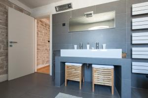 een badkamer met een wastafel en twee krukken eronder bij Casa Bumbara in Vodnjan +17 foto's