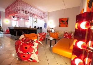 - un salon avec un canapé et une chaise dans l'établissement Dav'hotel Jaude, à Clermont-Ferrand
