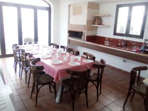 comedor con mesa y algunas sillas en Villa Elegante, en Cala Morell