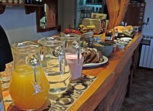 una barra de madera larga con bebidas y comida. en Hosteria El Hoyo en El Hoyo
