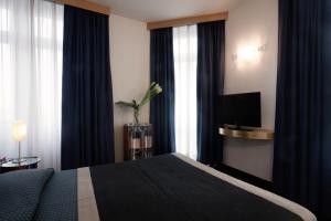 A television and/or entertainment centre at Hotel Grand'Italia