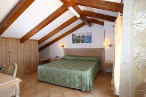 Ένα ή περισσότερα κρεβάτια σε δωμάτιο στο Hotel Due Torri