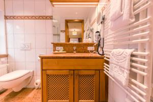 Koupelna v ubytování Hotel & Gaststätte zum Erdinger Weißbräu + 37 fotografií