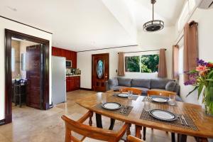 cocina y sala de estar con mesa y sillas en Fern Grotto Inn en Kapaa