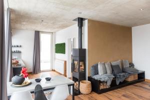een woonkamer met een bank en een open haard bij N8Quartier Eifel in Bad Münstereifel