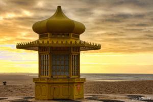 a building on the beach with the ocean in the background at Casa da Fonte in Foz do Arelho