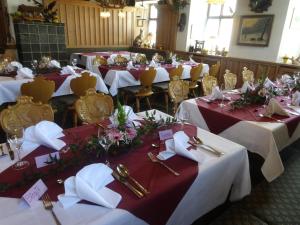 A restaurant or other place to eat at Gasthof & Hotel Goldene Krone